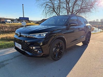 Schwarz metallic Neu 2025 VW Tiguan Sport SUV | € 53.900 (Teuer)