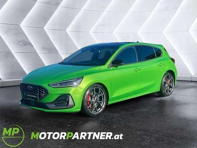 Grün Neu 2025 Ford Focus ST Limousine | € 45.911