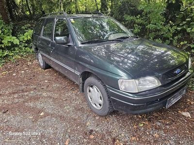 Grün Gebraucht 1990 Ford Escort Kombi | € 1.300