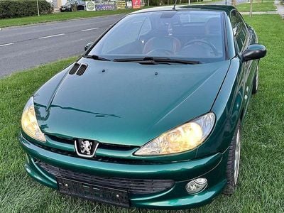 Grün Gebraucht 2002 Peugeot 206 CC Roland Garros Cabrio | € 2.800