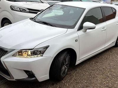 Weiß Gebraucht 2014 Lexus CT200h Sport Line Limousine | € 10.949