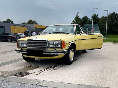 Gelb Gebraucht 1981 Mercedes 230 Kleinwagen | € 19.900