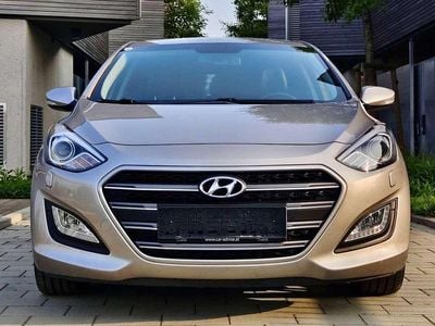 Weiß Gebraucht 2016 Hyundai i30 Premium Limousine | € 13.900