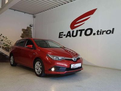 Rot Gebraucht 2017 Toyota Auris Hybrid Edition Limousine | € 16.355