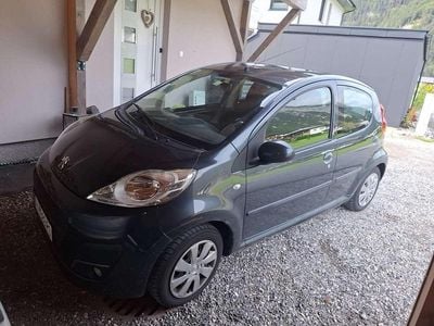Gebraucht Peugeot 107 68 PS (50 kW) 2012 Grau Kleinwagen