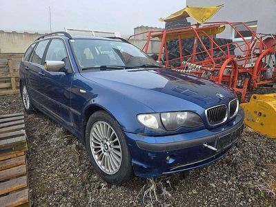 Blau Gebraucht 2002 BMW 330 Kombi | € 650