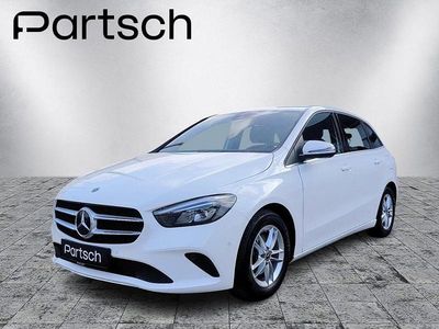 Gebraucht Mercedes B180 Style 116 PS (85 kW) 2019 Weiß Van / Kleinbus