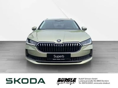 Hellgelb metallic Gebraucht 2024 Skoda Superb Selection Kombi | € 45.000