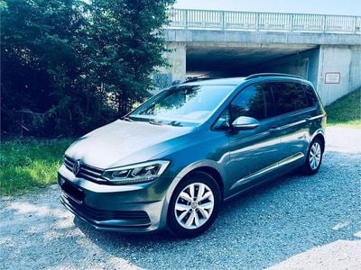 Grau Gebraucht 2018 VW Touran Comfortline Van / Kleinbus | € 18.000 (Etwas zu teuer)