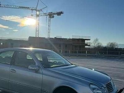 Grau Gebraucht 2003 Mercedes E220 Limousine | € 2.800