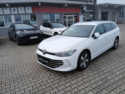 Weiß Gebraucht 2024 VW Passat Business Kombi | € 32.950