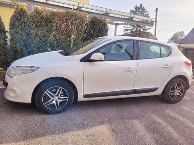 Weiß Gebraucht 2009 Renault Mégane Dynamique Limousine | € 2.700 (Fairer Preis)