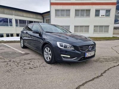 Grau Gebraucht 2015 Volvo V60 Momentum Kombi | € 13.990