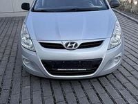 Gebraucht Hyundai i20 77 PS (56 kW) 2012 Silber Kleinwagen