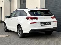 gebraucht Hyundai i30 Kombi Family 1,5 T-GDI DCT7 MHEV 103KW Navi Winter