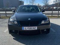 gebraucht BMW 320 320 d Schwarz Sommer-/Winterreifen Pickerl Neu