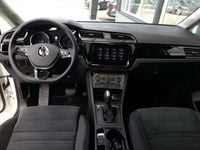 Gebraucht VW Touran 150 PS (110 kW) 2022 Weiß Van / Kleinbus