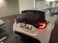 Gebraucht Toyota Yaris Hybrid Active 92 PS (67 kW) 2021 Weiß Limousine