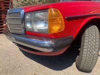 Gebraucht Mercedes 240 72 PS (52 kW) 1983 Rot Limousine