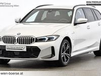 Gebraucht BMW 330e Efficient Dynamics 294 PS (216 kW) 2024 Mineralweiß
