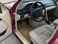 Gebraucht Mercedes E220 150 PS (110 kW) 1993 Rot Limousine