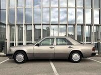 Gebraucht Mercedes E200 118 PS (86 kW) 1992 Silber Limousine