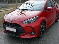 Gebraucht Toyota Yaris Hybrid Active 92 PS (67 kW) 2023 Rot Limousine