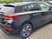 gebraucht Hyundai i30 Familiy HB 1.5 MJ25*Navi*LED*Shzg*PDCv&h*Cam*16...