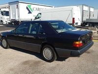 Gebraucht Mercedes E200 118 PS (86 kW) 1990 Schwarz Limousine