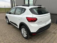 gebraucht Dacia Sandero Stepway Expression 1.0 TCe 100 ECO-G (Benzin + LPG-GASANLAGE), Weiß, NAVIGATIONSSYSTEM 8", Klimaautomatik, Sitzheizung, Parksensoren vorne und hinten, Rückfahrkamera, Toter-Winkel-Assistent, Tempomat, Lederlenkrad, Dachreling, Nebelscheinwer