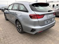 gebraucht Kia Ceed Sportswagon Spin 1.5 T-GDI 140PS 7DCT (AUTOMATIKGETRIEBE), Lunar-Silver-Metallic, 16" Alufelgen, Klimaanlage, Winter-Paket, Navigationssystem 10,25", Parksensoren hinten, Rückfahrkamera, Tempomat, Dachreling, Beheiztes Lederlenkrad, ZV mit Fernbe