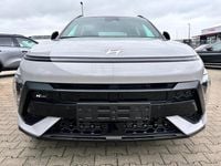 gebraucht Hyundai Kona Smart 1.6 T-GDI 180PS 7DCT/AUTOMATIK 4x4/ALLRAD, 17" ALU, Winter-Paket, 2-Zonen-Klimaautomatik, Dachreling, Lederlenkrad, ACC/Tempomat, NAVIGATION 12,3", Parksensoren vorrn/hinten, Rückfahrkamera, Alarm, LED-Scheinwerfer, Key, Armlehne vorn