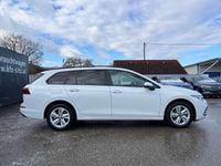 Gebraucht VW Golf VIII Life 131 PS (96 kW) 2023 Weiß Kombi