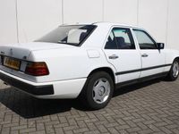 Gebraucht Mercedes 300 116 PS (85 kW) 1985 Weiß Limousine