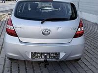 Gebraucht Hyundai i20 77 PS (56 kW) 2012 Silber Kleinwagen