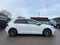 Gebraucht VW Golf VIII Active 131 PS (96 kW) 2022 Weiß Limousine