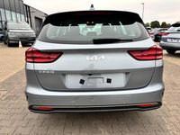 gebraucht Kia Ceed Sportswagon Spin 1.5 T-GDI 140PS 7DCT (AUTOMATIKGETRIEBE), Lunar-Silver-Metallic, 16" Alufelgen, Klimaanlage, Winter-Paket, Navigationssystem 10,25", Parksensoren hinten, Rückfahrkamera, Tempomat, Dachreling, Beheiztes Lederlenkrad, ZV mit Fernbe