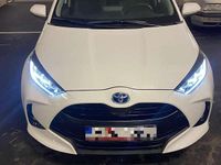Gebraucht Toyota Yaris Hybrid Active 92 PS (67 kW) 2021 Weiß Limousine