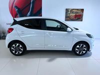 gebraucht Hyundai i10 i Line Plus 1,0 MT 49 kW (67 PS) Klimaanlage, Lenkradheizung, Sitzheizung, Höhenverstellbarer Fahrersitz, Radio, DAB, Android Auto & Apple CarPlay, Tempomat, Spurhalteassistent, Verkehrszeichenerkennung, Privacy Glass, 15 Z Leichtmetallfelgen,