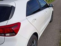 Gebraucht Kia Rio 84 PS (61 kW) 2023 Weiß Limousine