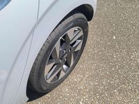 Gebraucht Hyundai i10 GO! 63 PS (46 kW) 2023 Lumen gray pearl Kleinwagen