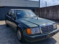 Gebraucht Mercedes E200 122 PS (89 kW) 1989 Grün Limousine