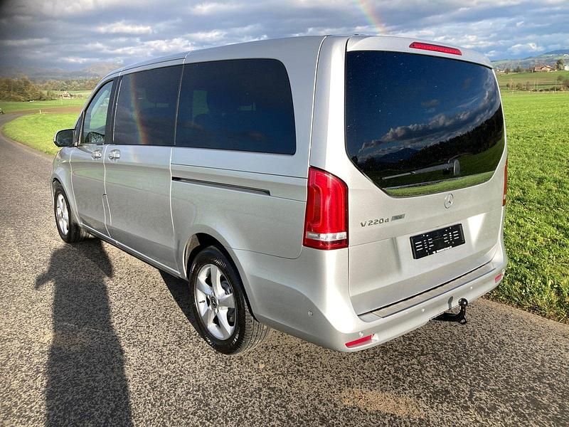 Gebraucht Mercedes V220 163 PS (119 kW) 2022 Van / Kleinbus