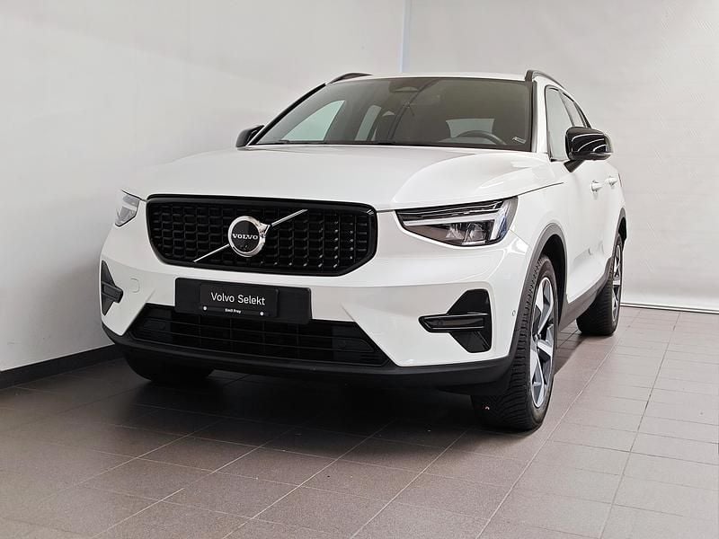 Weiss Gebraucht 2024 Volvo XC40 Plus SUV | CHF 35’900 (Fairer Preis) - Bild 1/4