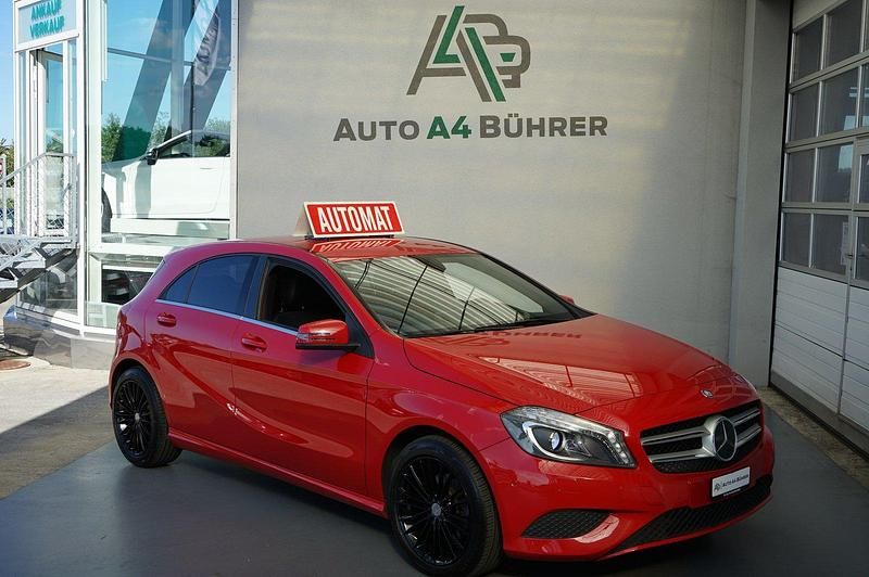 Gebraucht Mercedes A200 Urban 156 PS (114 kW) 2015 Rot Limousine