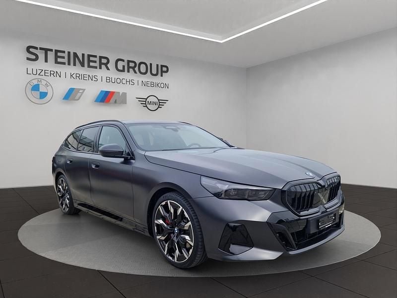 Neu BMW 550e M Sport 489 PS (359 kW) 2025 Grau Kombi