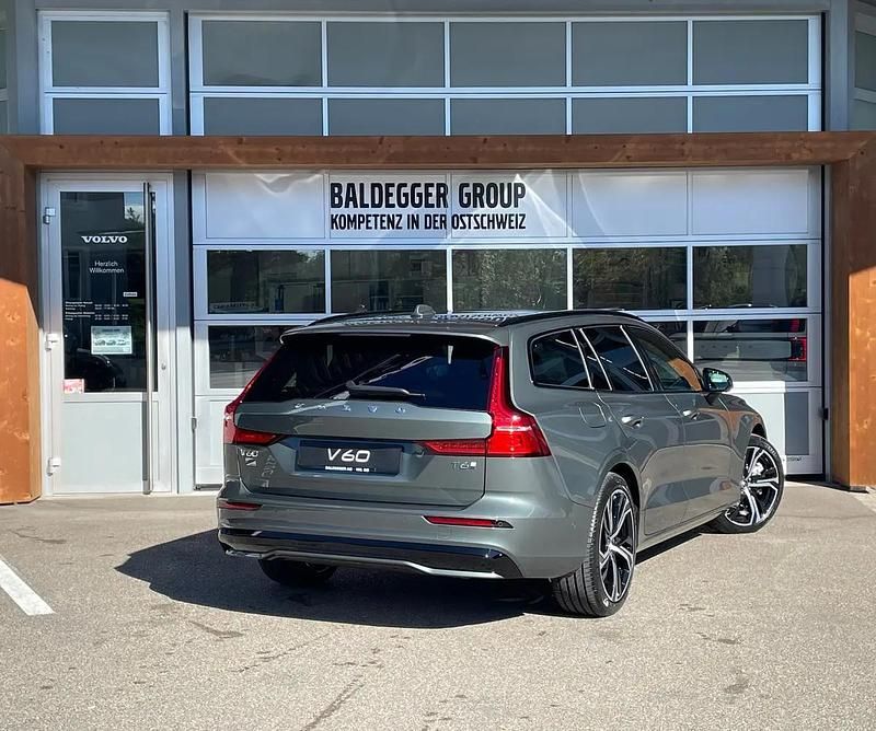 Neu Volvo V60 Ultra 350 PS (257 kW) 2025 Grün Kombi