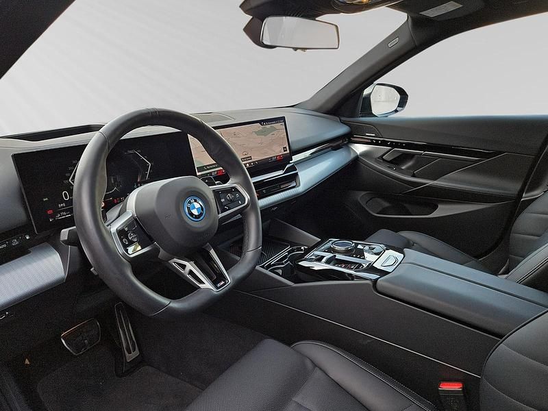Gebraucht BMW 530e M Sport 299 PS (219 kW) 2025 Schwarz Kombi