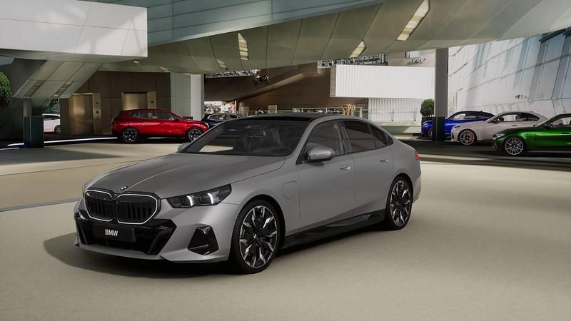 Gebraucht BMW 550e M Sport 489 PS (359 kW) 2024 Grau Limousine