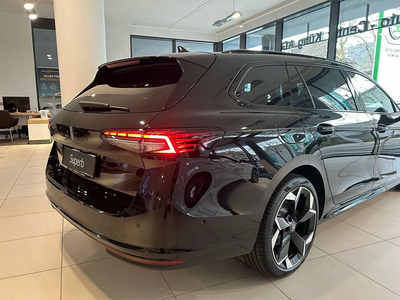 Gebraucht Skoda Superb SportLine 204 PS (150 kW) 2025 Schwarz Kombi